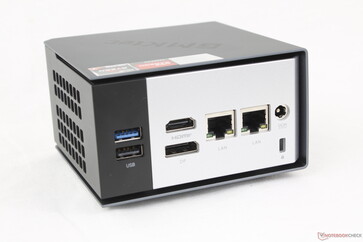 Posteriore: USB-A 3.2 Gen. 2 (10 Gbps), USB-A 2.0 (480 Mbps), HDMI 2.0, DisplayPort 1.3, 2x RJ-45 (2,5 Gbps), adattatore AC, lucchetto Kensington