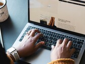 Un lavoratore che utilizza un Macbook Pro Apple (Fonte: Daniel Thomas/Unsplash)