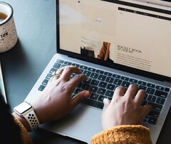 Un lavoratore che utilizza un Macbook Pro Apple (Fonte: Daniel Thomas/Unsplash)