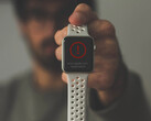 Un Apple Watch con watchOS 8.5 può ora essere recuperato da un iPhone vicino. (Fonte immagine: Daniel Cañibano - modificato)