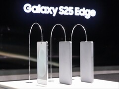 Galaxy S25 Edge (a sinistra) posizionato accanto alle unità dummy Galaxy S24 Ultra e Galaxy S23 Ultra all'evento Galaxy Unpacked 2025 di gennaio. (Fonte: Fnnews)