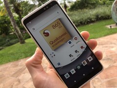 Un dispositivo di riferimento Qualcomm Snapdragon 865. 