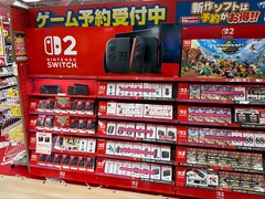 Esposizione di Nintendo Switch 2 in un negozio giapponese (Fonte: account Nintendeal X)