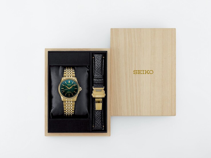 L'orologio Seiko Presage Classic x Tradman’s Bonsai e il cinturino aggiuntivo in pelle nera sono esposti all’interno di un cofanetto di presentazione in legno.