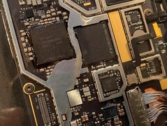 I chip aggiuntivi dedicati alla gestione delle batterie e della penna (Image Source: CNET)