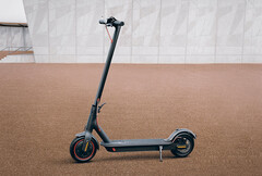 Lo Xiaomi Electric Scooter 4 Pro è in realtà prodotto da Segway-Ninebot, nella foto Mi Electric Scooter Pro. (Fonte: Xiaomi)