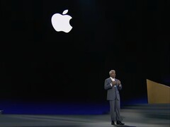 Il CEO di Google Cloud Thomas Kurian sul palco con il logo Apple alle sue spalle (screenshot).