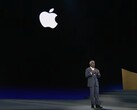 Il CEO di Google Cloud Thomas Kurian sul palco con il logo Apple alle sue spalle (screenshot).