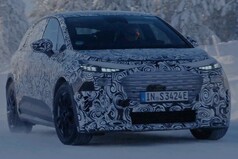 Dopo gli schizzi iniziali, la nuova Audi A2 e-tron appare ora nella vita reale con una pellicola mimetica durante i test drive su ghiaccio e neve nel nord della Svezia e nella galleria del vento.