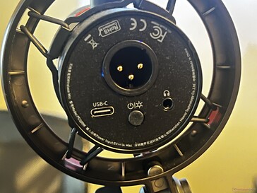 In basso: Ingresso XLR, USB-C, pulsante di alimentazione/LED, uscita audio da 3,5 mm