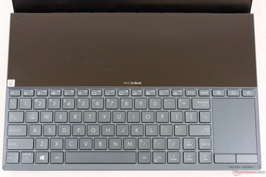 Il layout della tastiera è cambiato rispetto allo ZenBook Pro Duo. Il tasto Shift è ora molto più corto per fare spazio a tasti freccia più grandi