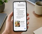 Una mano che regge uno smartphone su cui è visualizzata una risposta generata dall’intelligenza artificiale, con un annuncio sponsorizzato sotto di essa