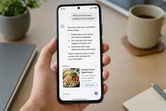 Una mano che regge uno smartphone su cui è visualizzata una risposta generata dall’intelligenza artificiale, con un annuncio sponsorizzato sotto di essa