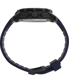 Vista laterale del Timex Ironman Adrenaline nero che mostra la corona protetta, i pulsanti e il cinturino blu scuro.