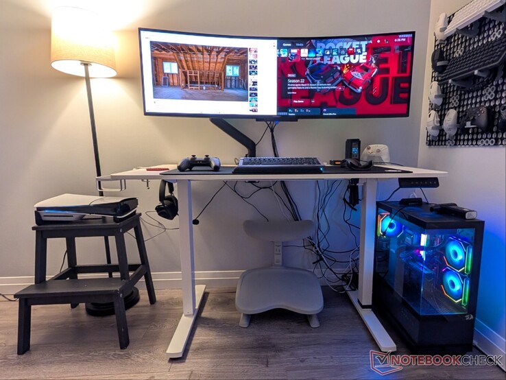 Arctis Nova Pro Omni collegata a PC, PS5 e Pixel 9 Pro XL (si prega di ignorare il groviglio di cavi).