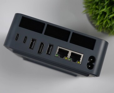 Pannello I/O posteriore del mini PC Beelink EQi 304, che presenta due porte Thunderbolt 4, una porta HDMI, porte USB di tipo A, due porte Ethernet e l’ingresso di alimentazione.
