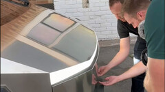 L'apertura manuale del bagagliaio del Cybertruck (immagine: zoolio/YT)