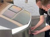 L'apertura manuale del bagagliaio del Cybertruck (immagine: zoolio/YT)