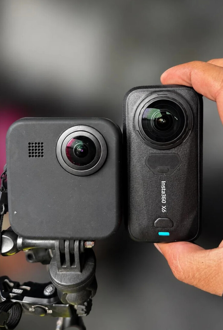 L'Insta360 X6 accanto a una action cam GoPro Max 360.