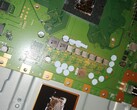 Le PS5 smontate possono danneggiare la barriera e causare la fuoriuscita di metallo liquido sull'APU della console. (Fonte immagine: @68logic su Twitter)