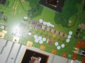 Le PS5 smontate possono danneggiare la barriera e causare la fuoriuscita di metallo liquido sull'APU della console. (Fonte immagine: @68logic su Twitter)