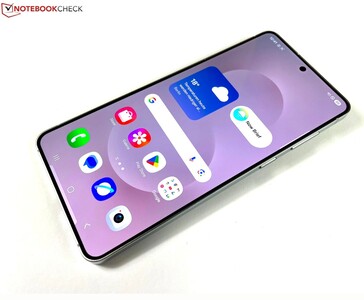 Primo piano di Samsung Galaxy S25 Edge che mostra il suo display piatto, le cornici sottili e la schermata iniziale con le icone del meteo e delle applicazioni visibili. (Fonte: Notebookcheck)