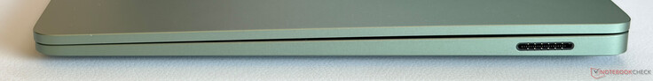 A destra: porta Surface Connect