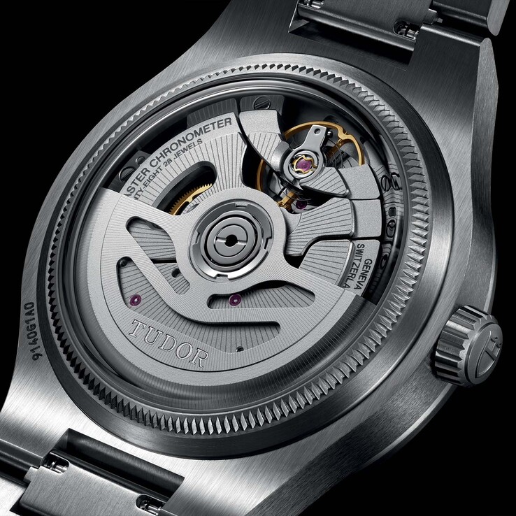 Il Northflag è animato dal calibro MT5652-U certificato Master Chronometer