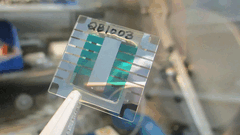 Il nuovo prototipo di una batteria quantistica che si ricarica più velocemente man mano che aumenta di dimensioni