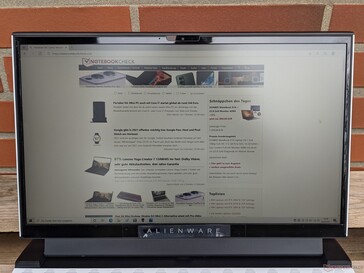 Alienware m15 R4 in uso all'aperto