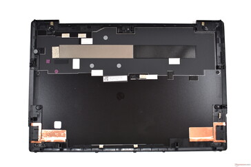 Lenovo Z13: la cover inferiore è in plastica nella versione Wi-Fi