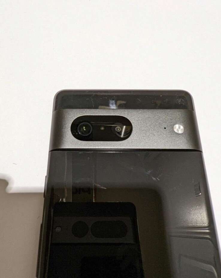 Layout della fotocamera posteriore di Pixel 7 con Pixel 7 Pro in primo piano (immagine da eBay)