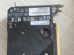 Piastra posteriore fusa di una GPU EmTek StormX Dual RTX 4060 Ti. (Fonte immagine: utente_634494 su Quasar Zone)