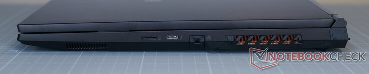 lettore di schede microSD; USB-C 3.2 Gen2×1 (DisplayPort 1.4, Thunderbolt 4); porta RJ45 (LAN)