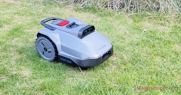 Il tosaerba robotizzato TerraMow Mini 500 in azione