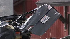 Questa Model Y è stata investita da un treno mentre il conducente cercava di superare l'incrocio (immagine: NBC Bay Area/YouTube)