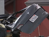 Questa Model Y è stata investita da un treno mentre il conducente cercava di superare l'incrocio (immagine: NBC Bay Area/YouTube)