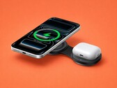 Il nuovo caricabatterie 2 in 1 Ugreen MagFlow si ripiega fino a raggiungere le dimensioni di un palmo.