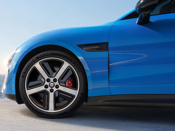 Xiaomi SU7 (2026) nel nuovo colore Capri Blue: la berlina sportiva elettrica sta ricevendo più di un semplice lifting. (Fonte: Xiaomi)