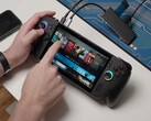 Asus ROG Ally X con Bazzite, con titoli di gioco visibili sullo schermo e dispositivi USB collegati. (Fonte: Dawid Does Tech Stuff)