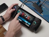 Asus ROG Ally X con Bazzite, con titoli di gioco visibili sullo schermo e dispositivi USB collegati. (Fonte: Dawid Does Tech Stuff)