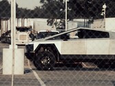 Le sospensioni pneumatiche del Cybertruck possono aiutarlo a guadagnare altezza dal suolo, ma la corsa e l'articolazione delle sospensioni sono ancora avvolte nel mistero. (Fonte: Adan Guajardo su X - modificato)