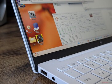 Nessun vetro o touchscreen edge-to-edge per mantenere il peso basso