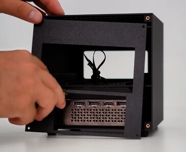 La vista posteriore di ITG Cube mostra le porte mini PC, la connessione OCuLink e le uscite della scheda grafica RTX 4060