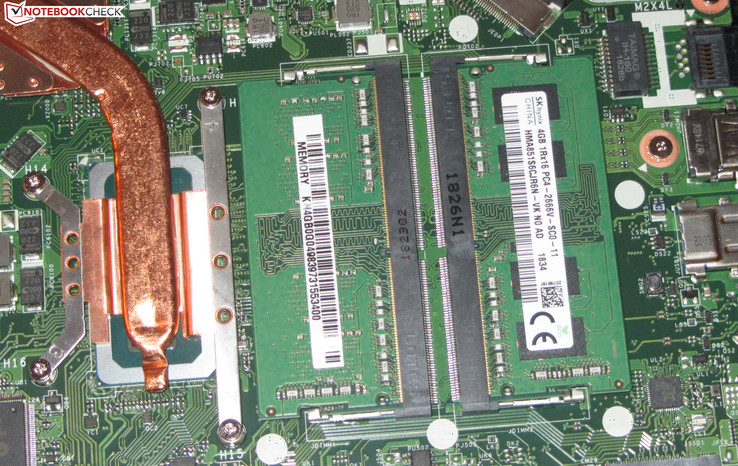 Sono disponibili due banchi di memoria e la RAM funziona in modalità dual-channel.