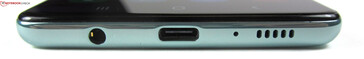 In basso: jack da 3.5 mm, porta USB 2.0 Type-C, microfono, altoparlante