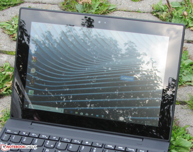 Lenovo Tablet 10 all'aperto (foto scattata sotto un cielo parzialmente coperto)
