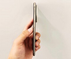 Huawei Mate 70 Air è più spesso di circa un millimetro rispetto all'iPhone Air Apple. (Fonte immagine: @Rodent950)