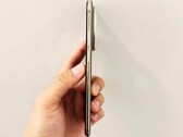 Huawei Mate 70 Air è più spesso di circa un millimetro rispetto all'iPhone Air Apple. (Fonte immagine: @Rodent950)
