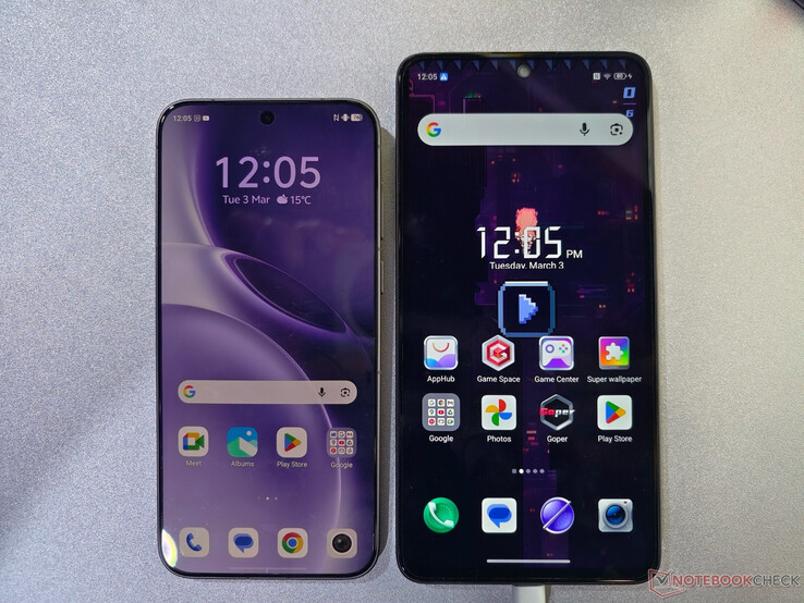 Il Nubia Neo 5 Max accanto al Vivo X300 Pro, da destra a sinistra.